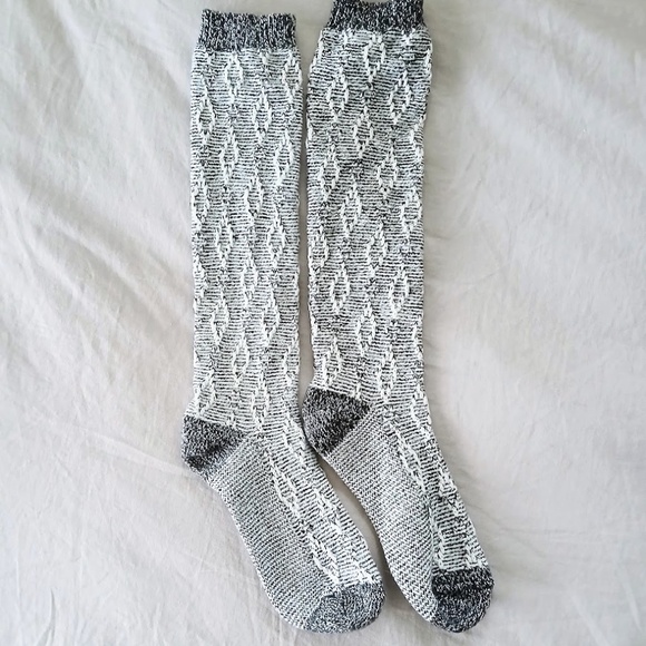 NWOT BearPaw Women's Garter Stitch Diamond Cable Socks Size 5-10 - Picture 2 of 4